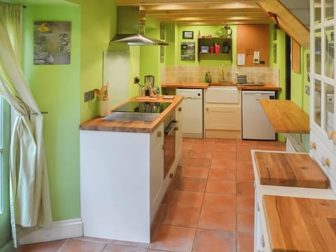 Kitchen | Rose Villa, Brynhenllan, Dinas Cross, Pembrokeshire