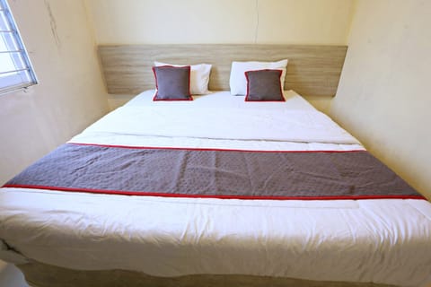 Deluxe Double Room | Desk