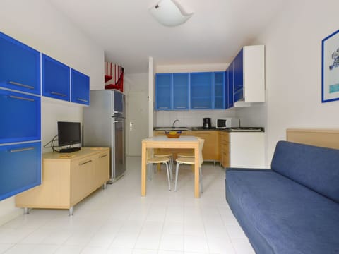 Flooring, Wood, Furniture, Floor, Interior Design, Room, Apartment, Ceiling, Cabinetry, Kitchen