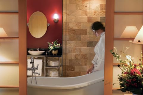 Executive Suite (Over Water) | Bathroom | Eco-friendly toiletries, hair dryer, towels