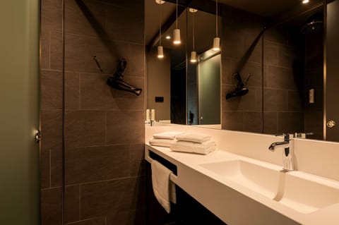 Shower, hair dryer, towels, shampoo