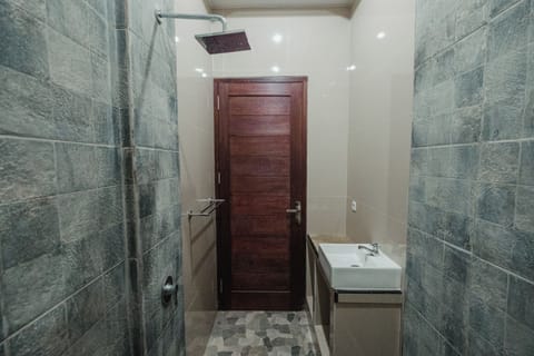 Deluxe Double Room | Bathroom | Shower, rainfall showerhead, free toiletries, towels