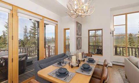 MH 7 Derringer dining2