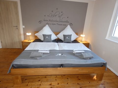 House | 6 bedrooms, bed sheets