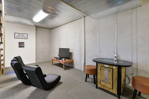 Playstation 4 + DVD player + DVDs (3)