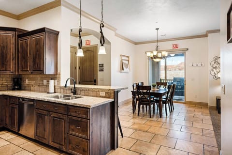 Kitchen/dining combo