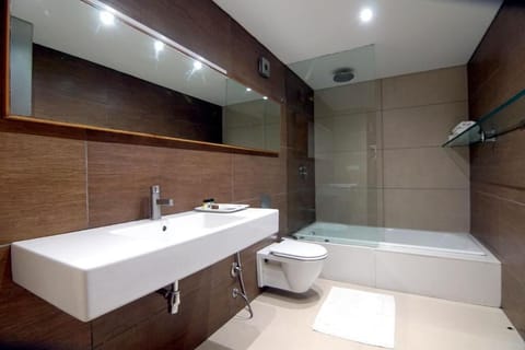 Junior Studio | Bathroom | Shower, free toiletries, towels, soap