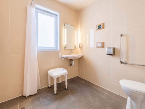 Double Room, Accessible, Non Smoking | Bathroom | Shower, towels