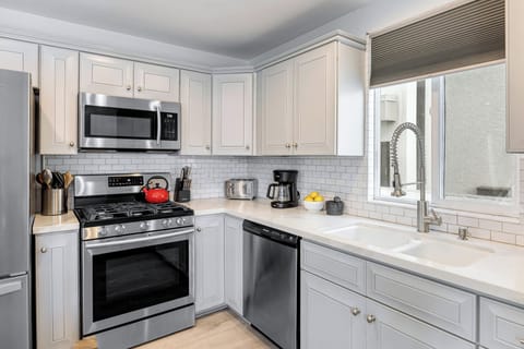 Fully equipped kitchen.