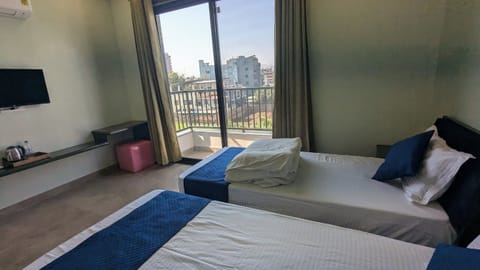 Twin Bed Room | Desk, free WiFi