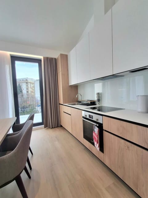 Deluxe Apartment, City View | Private kitchen