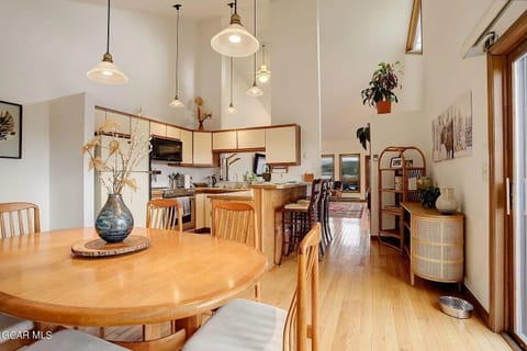 SWP Sun River 8 dinning and kitchen