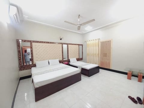 Deluxe Triple Room, 1 Bedroom | Desk, bed sheets