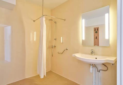 Standard Double Room, Accessible, Non Smoking | Bathroom | Shower, towels