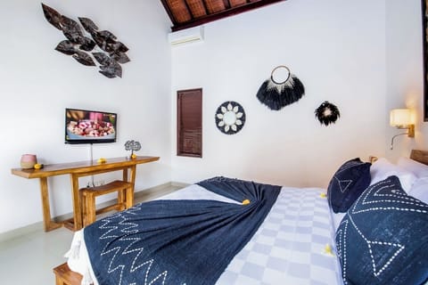 Deluxe Suite, 2 Bedrooms, Pool View | 2 bedrooms, in-room safe, iron/ironing board, free WiFi