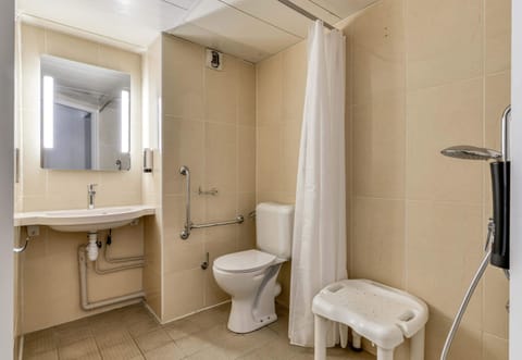 Double Room, Accessible, Non Smoking | Bathroom | Shower, towels