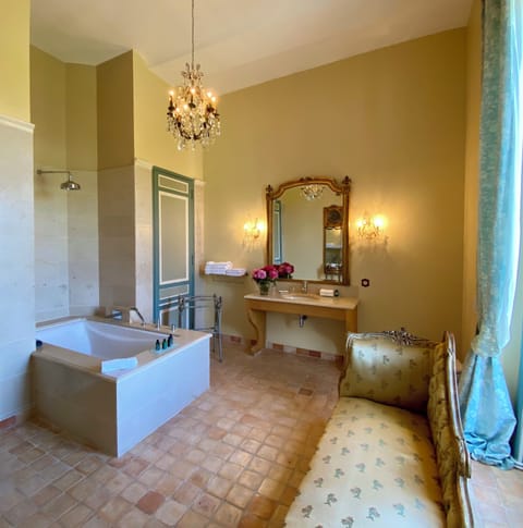 Deluxe Double Room, Ensuite | Bathroom | Combined shower/tub, rainfall showerhead, free toiletries, hair dryer