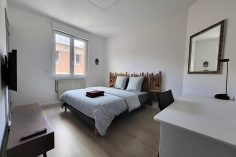 Chambre avec lit double, TV connectée, espace bureau et placard encastré. (2)