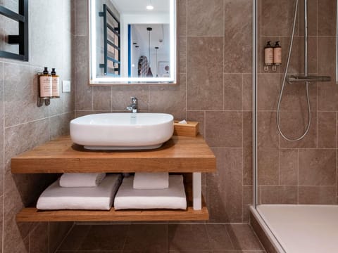 Classic Room, 1 Double Bed | Premium bedding, pillowtop beds, in-room safe, soundproofing