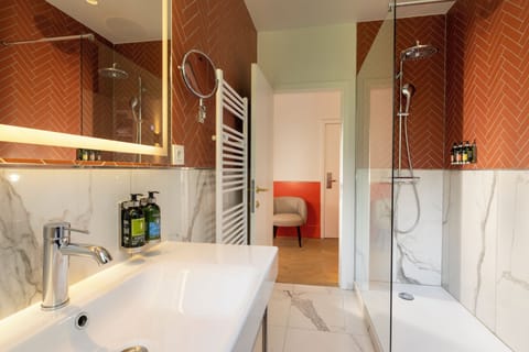 Premium bedding, in-room safe, desk, blackout drapes