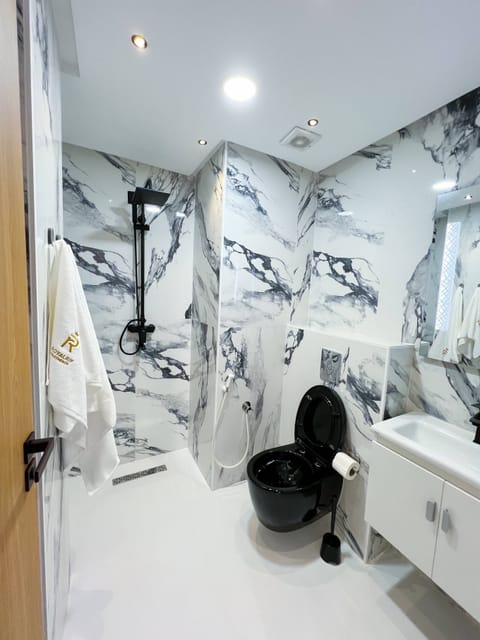 Deluxe Apartment | Bathroom | Towels, toilet paper