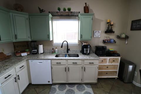 Kitchenette/Toaster/Coffee Maker/Sink