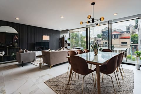 Modern living area with warm tones and a view of Polanco’s lively streetscape.