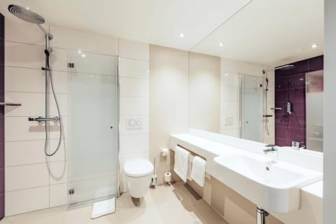 Double Room, Roll-in Shower | Bathroom | Free toiletries