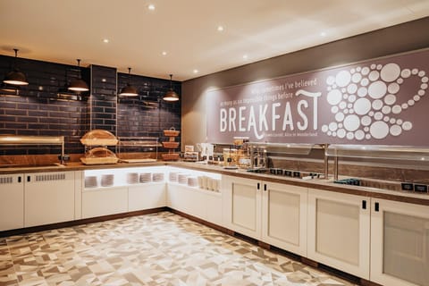 Daily continental breakfast (EUR 17.9 per person)