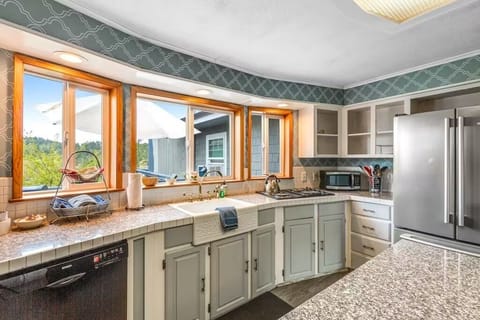 Harbor20View20Kitchen3