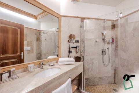 Classic Double or Twin Room | Bathroom | Free toiletries, hair dryer, towels, toilet paper