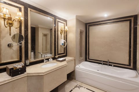 Salamlek Palace Grand Suite | Bathroom | Shower, free toiletries, hair dryer, slippers