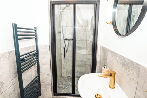 Double Room, Ensuite | Bathroom | Shower, hair dryer, towels