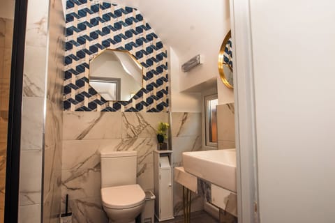 Double Room, Ensuite | Bathroom | Shower, hair dryer, towels