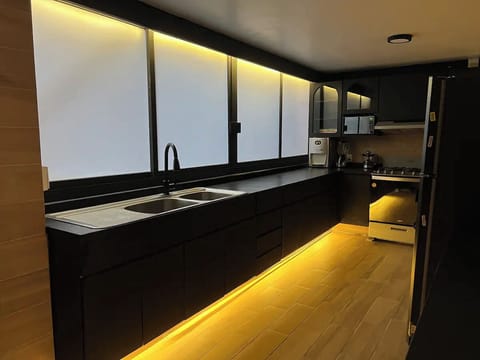 Apartment, 6 Bedrooms, Balcony, City View | Private kitchen