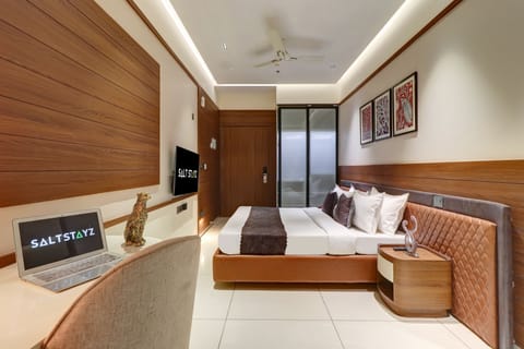 Luxury Room | In-room safe, desk, laptop workspace, iron/ironing board