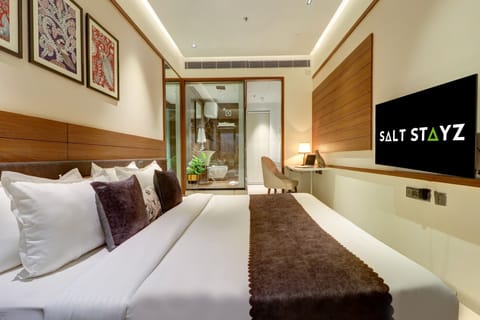 Luxury Room | In-room safe, desk, laptop workspace, iron/ironing board