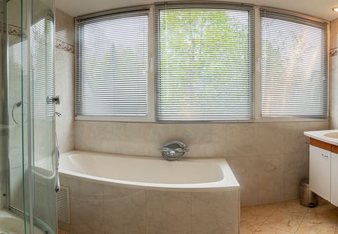 Bungalowpark Simpelveld - Delta 113 EEZZ Toilet and Bathroom Bath