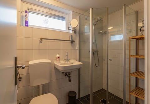 Bungalowpark Simpelveld – Alpha 67 Toilet and Bathroom
