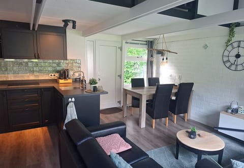 Bungalowpark Simpelveld – Alpha 67 Living room kitchen dining table