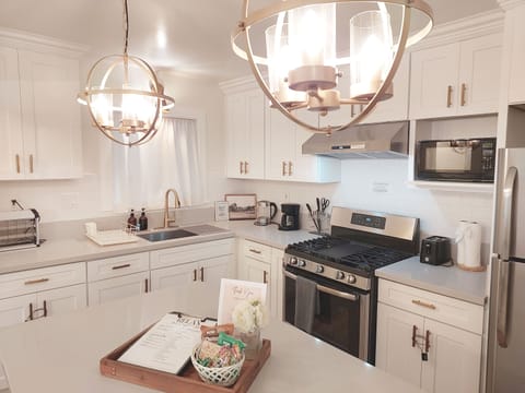 Full kitchen setup ideal for corporate housing in the Los Angeles area.