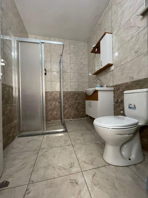 Standard Triple Room, City View | Bathroom | Shower, hair dryer, towels, shampoo