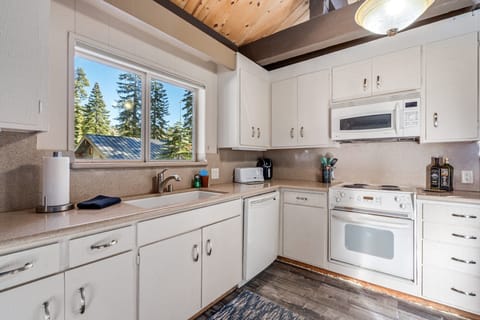 House, 3 Bedrooms | Private kitchen | Fridge, oven, coffee/tea maker, toaster