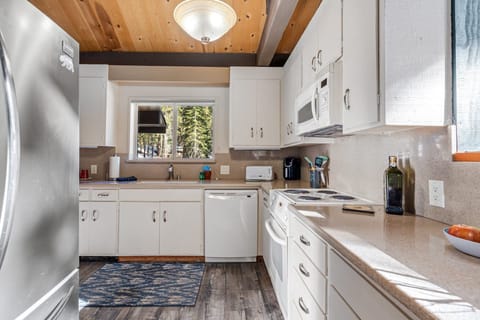 House, 3 Bedrooms | Private kitchen | Fridge, oven, coffee/tea maker, toaster