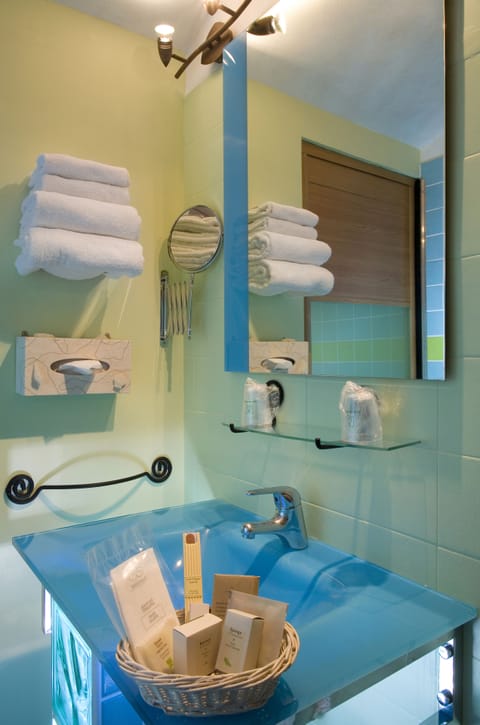 Classic Room | Bathroom | Hair dryer, bathrobes, towels