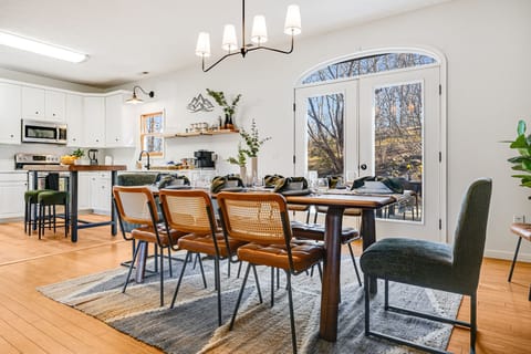 Gather, laugh, linger. The dining table where vacation stories are told.