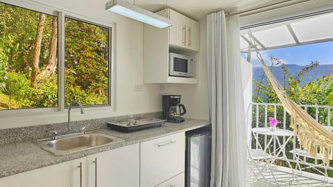 Deluxe Studio, Valley View | Private kitchen | Mini-fridge, microwave, stovetop, cookware/dishes/utensils