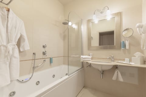 Suite, Balcony, Lake View | Bathroom | Free toiletries, hair dryer, bathrobes, slippers