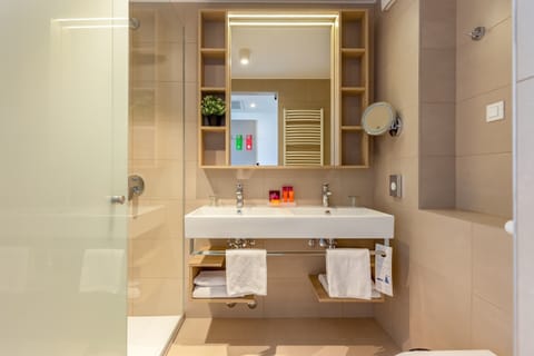 Suite for 2+2 - Hotel | Bathroom | Shower, free toiletries, hair dryer, towels