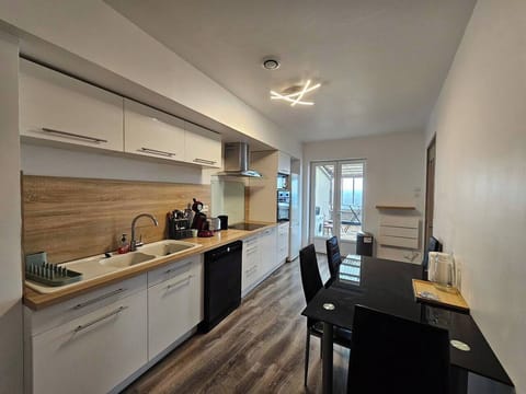 Large equipped kitchen (1)